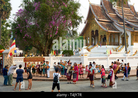 LUANG Prabang, Laos - aprile 17. 2019. Locale popolo Lao celebrando Pi ami. Lao Anno nuovo, sfilata Foto Stock