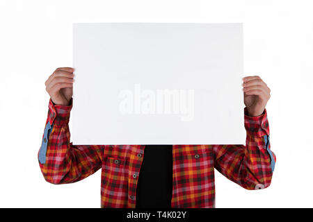 Un Uomo in camicia colorata tenendo un poster in bianco Foto Stock