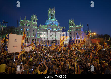 Le persone che frequentano un marzo sotto lo slogan "Auto determinazione non è un crimine", a favore del catalano politici incarcerati organizzato da diversi collettivi sociali e organizzazioni catalano ANC e culturale Omniun a Madrid, Spagna, 16 marzo 2019 dotate di: atmosfera dove: Madrid La Comunità di Madrid, Spagna Quando: 17 Mar 2019 Credit: Oscar Gonzalez/WENN.com Foto Stock