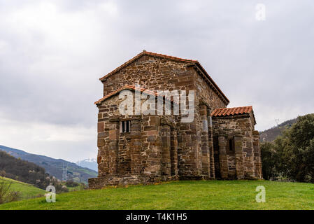 Vista esterna di Santa Cristina di Lena chiesa a molla. Santa Cristina de Lena è un cattolico pre-romanica chiesa situato nelle Asturie, Spagna. Foto Stock