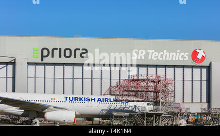 Kloten, Svizzera - 30 Settembre 2016: un aereo della Turkish Airlines assistenza presso l'aeroporto di Zurigo. La Turkish Airlines è la bandiera nazionale carrie Foto Stock