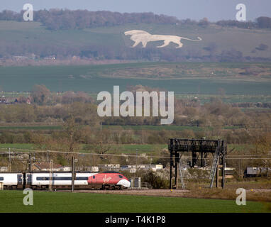 Una vista generale di una Vergine Classe 390 treno pendolino passando a Chalk figura su una collina nei pressi di Wingrave nel Buckinghamshire. Foto Stock