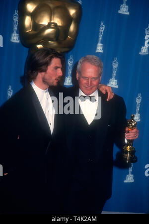 Los Angeles, California, Stati Uniti d'America XXI Marzo 1994 l'attore Tom Cruise, valutazione e attore Paul Newman frequentare la 66annuale di Academy Awards su Marzo 21, 1994 a Dorothy Chandler Pavilion di Los Angeles, California, USA. Foto di Barry re/Alamy Stock Photo Foto Stock