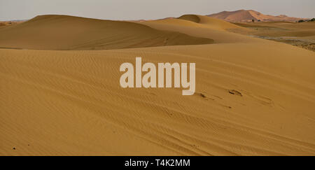 Merzouga è un villaggio nel deserto del Sahara in Marocco, sul bordo di Erg Chebbi, a 50km di lunghezza e 5 km di ampia serie di dune di sabbia che raggiungono fino a 350m hig Foto Stock