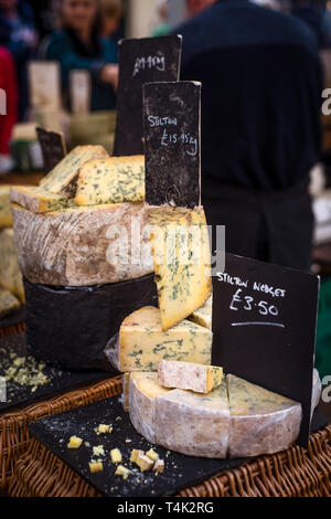 Il formaggio per la vendita al mercato di Frome Somerset Inghilterra Foto Stock