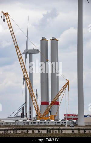 Eemshaven seaport nel nord-ovest del Paesi Bassi, bus terminal hub logistico per impianti eolici offshore nel Mare del Nord, installazione di offshor Foto Stock