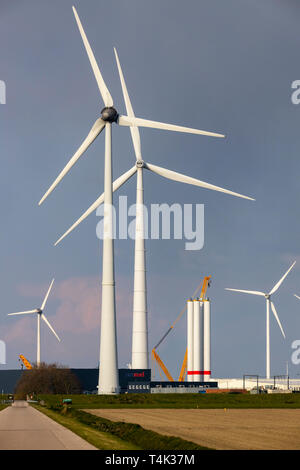 Eemshaven seaport nel nord-ovest del Paesi Bassi, bus terminal hub logistico per impianti eolici offshore nel Mare del Nord, installazione di offshor Foto Stock