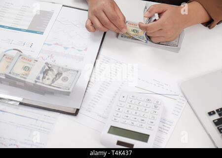 Imprenditrici donne contabile che lavora in ufficio contabilità aziendale financial workplace Foto Stock