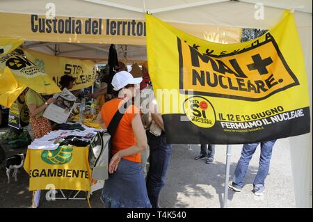 Caorso (Italia), dimostrazione presso la centrale nucleare nel sito di supporto per il referendum popolare contro il nucleare e la privatizzazione dell'acqua, Maggio 2011 Foto Stock