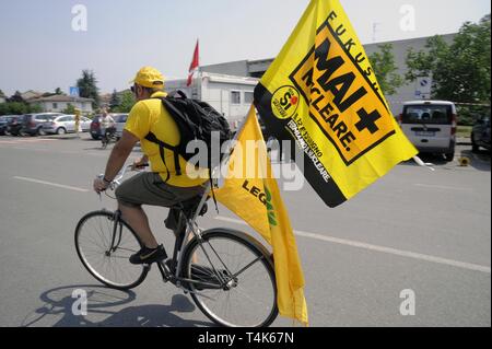 Caorso (Italia), dimostrazione presso la centrale nucleare nel sito di supporto per il referendum popolare contro il nucleare e la privatizzazione dell'acqua, Maggio 2011 Foto Stock