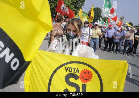 Caorso (Italia), dimostrazione presso la centrale nucleare nel sito di supporto per il referendum popolare contro il nucleare e la privatizzazione dell'acqua, Maggio 2011 Foto Stock