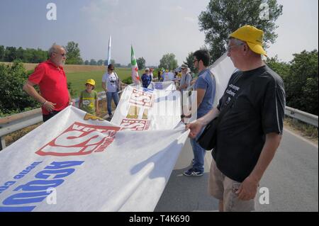 Caorso (Italia), dimostrazione presso la centrale nucleare nel sito di supporto per il referendum popolare contro il nucleare e la privatizzazione dell'acqua, Maggio 2011 Foto Stock