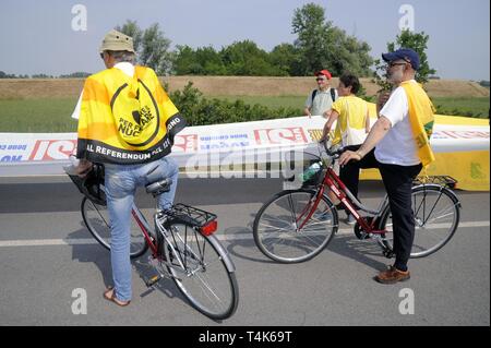 Caorso (Italia), dimostrazione presso la centrale nucleare nel sito di supporto per il referendum popolare contro il nucleare e la privatizzazione dell'acqua, Maggio 2011 Foto Stock