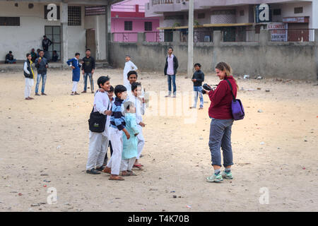 Villaggio di ambra, India - 30 Gennaio 2019: Stranieri fotografo prende le immagini di ragazzi indiani nella strada Amer. Rajasthan Foto Stock