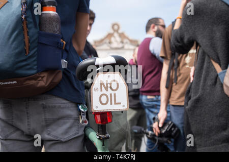 Roma, Italia. Xvi Apr, 2019. Alcuni studenti, insieme ad Andrea Satta, leader del gruppo musicale Tetes de Bois, presente il FridayForFuture evento che si svolgerà a Roma il prossimo marzo xviii Credito: Matteo Nardone/Pacific Press/Alamy Live News Foto Stock
