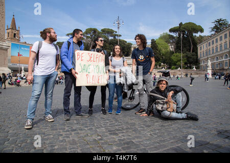 Roma, Italia. Xvi Apr, 2019. Alcuni studenti, insieme ad Andrea Satta, leader del gruppo musicale Tetes de Bois, presente il FridayForFuture evento che si svolgerà a Roma il prossimo marzo xviii Credito: Matteo Nardone/Pacific Press/Alamy Live News Foto Stock