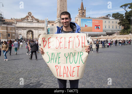 Roma, Italia. Xvi Apr, 2019. Alcuni studenti, insieme ad Andrea Satta, leader del gruppo musicale Tetes de Bois, presente il FridayForFuture evento che si svolgerà a Roma il prossimo marzo xviii Credito: Matteo Nardone/Pacific Press/Alamy Live News Foto Stock