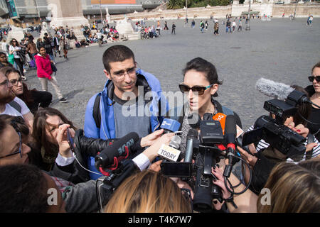 Roma, Italia. Xvi Apr, 2019. Alcuni studenti, insieme ad Andrea Satta, leader del gruppo musicale Tetes de Bois, presente il FridayForFuture evento che si svolgerà a Roma il prossimo marzo xviii Credito: Matteo Nardone/Pacific Press/Alamy Live News Foto Stock