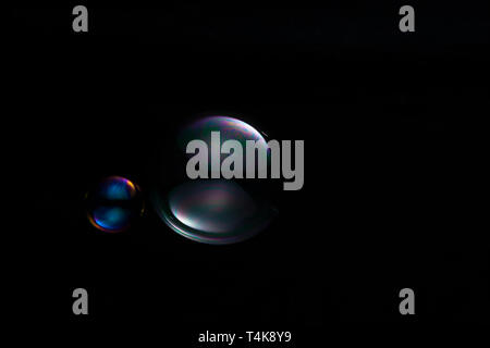 Bolle di zuppa isolati su sfondo nero Foto Stock