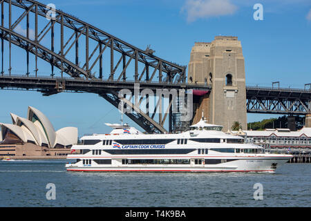 Le Crociere del Capitano Cook nave barca sul porto di Sydney passando per la Sydney Opera House di Sydney e il Sydney Harbour Bridge di Sydney, Australia Foto Stock