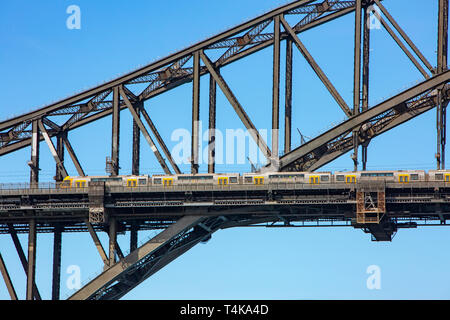 Sydney trasporto pubblico treno viaggia attraverso il Ponte del Porto di Sydney, Sydney, Australia Foto Stock