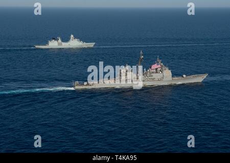 Il guidato-missili cruiser USS Mobile Bay (CG 53), anteriore e la Royal Danish navy frigate HDMS Niels Juel (F 363) manovra in formazione nel Mare Rosso, 15 aprile 2019. John C. Stennis Carrier Strike gruppo è distribuito negli Stati Uniti Quinta Flotta area di operazioni a sostegno di operazioni navali per garantire stabilità marittimo e la sicurezza nella regione centrale di collegamento del Mediterraneo e del Pacifico attraverso l'Oceano Indiano occidentale e tre strategici punti di strozzatura. (U.S. Foto di Marina di Massa lo specialista di comunicazione di terza classe Okerman Skyler) Foto Stock