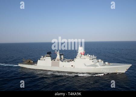 Il Royal Danish Navy frigate HDMS Niels Juel (F 363), operando come parte della Francia Charles de Gaulle Carrier Strike gruppo, è in corso in Mar Rosso, 15 aprile 2019. John C. Stennis Carrier Strike gruppo è distribuito negli Stati Uniti Quinta Flotta area di operazioni a sostegno di operazioni navali per garantire stabilità marittimo e la sicurezza nella regione centrale di collegamento del Mediterraneo e del Pacifico attraverso l'Oceano Indiano occidentale e tre strategici punti di strozzatura. (U.S. Foto di Marina di Massa Specialista comunicazione marinaio Joshua L. Leonard) Foto Stock