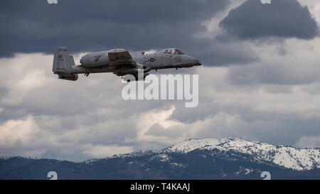 Col. Tim Donnellan, 124Fighter Wing Commander, esegue un go-intorno durante il suo ultimo volo in un-10 Thunderbolt II in campo Gowen Boise, Idaho Aprile 5, 2019. Donnellan volato oltre 3.300 ore in un-10. (U.S. Air National Guard foto di Master Sgt. Joshua C. Allmaras) Foto Stock