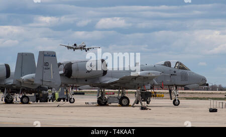 Col. Tim Donnellan, 124Fighter Wing Commander, esegue un go-intorno durante il suo ultimo volo in un-10 Thunderbolt II in campo Gowen Boise, Idaho Aprile 5, 2019. Donnellan volato oltre 3.300 ore in un-10. (U.S. Air National Guard foto di Master Sgt. Joshua C. Allmaras) Foto Stock