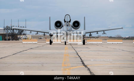 Un A-10 Thunderbolt II, assegnato per la 190Fighter Squadron, taxi dopo lo sbarco in campo Gowen Boise, Idaho Aprile 5, 2019. L'A-10 stava tornando da una formazione di routine in volo e il volo finale del Col. Tim Donnellan, 124Fighter Wing Commander. (U.S. Air National Guard foto di Master Sgt. Joshua C. Allmaras) Foto Stock