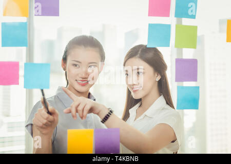 Imprenditrici rendendo il processo di business plan Foto Stock