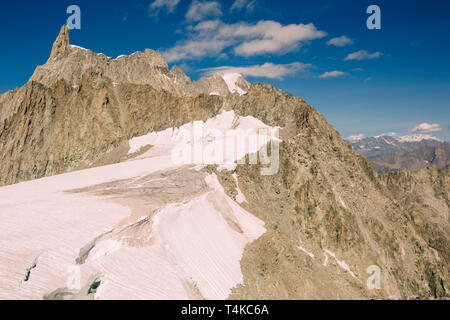 Panorama del massiccio del Monte Bianco, la più alta e la più popolare la montagna in Europa nordovest d'Italia. Foto Stock