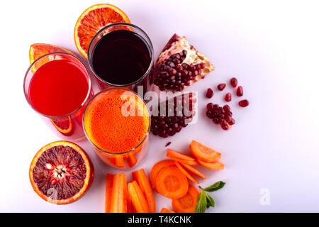 Set di sani e freschi drinks sullo sfondo bianco. Materie cibi e bevande. Foto Stock