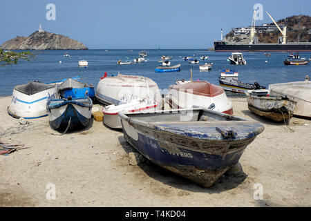 Close up Spiaggiata barche da pesca contro lo sfondo di un porto e il mare aperto Foto Stock