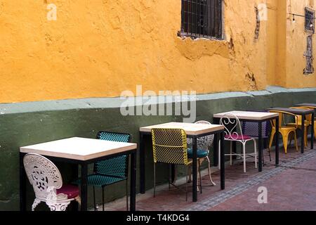 Svuotare i tavoli e le sedie al di fuori di un ristorante Foto Stock