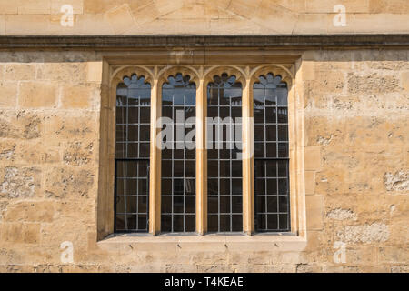 Finestra e muratura in pietra particolare della Torre dei cinque ordini che è l'entrata principale per la Libreria di Bodleian, parte dell università di Oxford, Oxford, Regno Unito Foto Stock