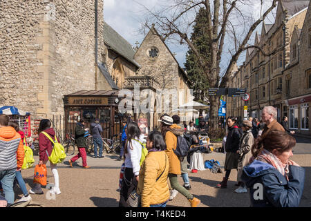 I visitatori e i turisti su Cornmarket Street presso l'angolo di Ship Street in Oxford, Regno Unito Foto Stock