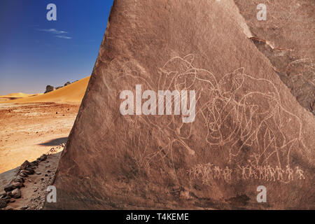 Antica incisione di roccia nel deserto del Sahara, Tadrart, Algeria Foto Stock