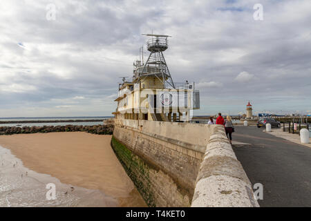 The Royal Harbour Brasserie sul molo Orientale con il Molo di Ponente faro visibile in distanza, Ramsgate Kent, Regno Unito. Foto Stock