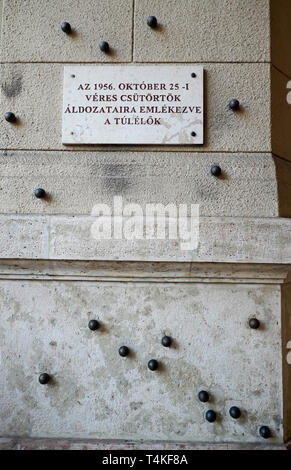 Bullet marcatori foro presso il Ministero dell' agricoltura formano un memoriale di quelli uccisi a Kossuth Lajos Square, Budapest, Ungheria, il 25 ottobre 1956. Foto Stock