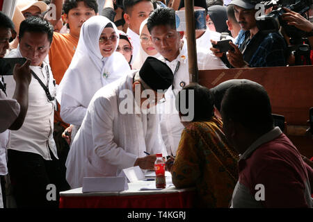 Jakarta, Indonesia. Xvii Apr, 2019. Il candidato Vice Presidente numero 01 Ma'ruf Amin con sua moglie Wury Estu Handayani, e suo figlio Natasya Nisaul Alfani. Usare i loro diritti di voto presso il seggio 051 in RT7/RW8, Koja, a nord di Jakarta. Credito: Kuncoro Widyo Rumpoko/Pacific Press/Alamy Live News Foto Stock