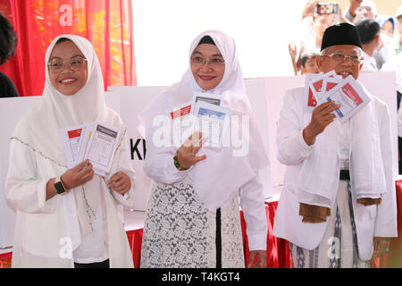 Jakarta, Indonesia. Xvii Apr, 2019. Il candidato Vice Presidente numero 01 Ma'ruf Amin con sua moglie Wury Estu Handayani, e suo figlio Natasya Nisaul Alfani. Usare i loro diritti di voto presso il seggio 051 in RT7/RW8, Koja, a nord di Jakarta. Credito: Kuncoro Widyo Rumpoko/Pacific Press/Alamy Live News Foto Stock