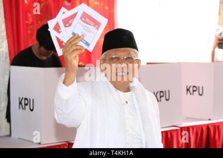 Jakarta, Indonesia. Xvii Apr, 2019. Il candidato Vice Presidente numero 01 Ma'ruf Amin con sua moglie Wury Estu Handayani, e suo figlio Natasya Nisaul Alfani. Usare i loro diritti di voto presso il seggio 051 in RT7/RW8, Koja, a nord di Jakarta. Credito: Kuncoro Widyo Rumpoko/Pacific Press/Alamy Live News Foto Stock