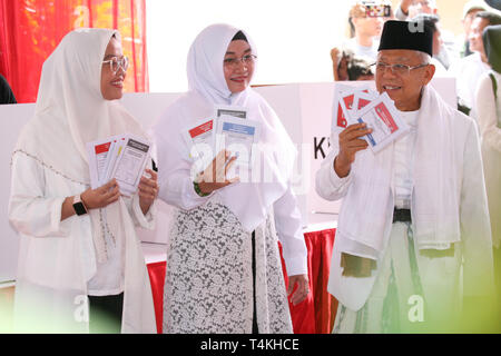 Jakarta, Indonesia. Xvii Apr, 2019. Il candidato Vice Presidente numero 01 Ma'ruf Amin con sua moglie Wury Estu Handayani, e suo figlio Natasya Nisaul Alfani. Usare i loro diritti di voto presso il seggio 051 in RT7/RW8, Koja, a nord di Jakarta. Credito: Kuncoro Widyo Rumpoko/Pacific Press/Alamy Live News Foto Stock