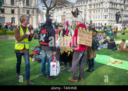 Manifestanti con striscioni congregano sul verde del Parlamento europeo, Westminster per la ribellione di estinzione di dimostrazione Foto Stock