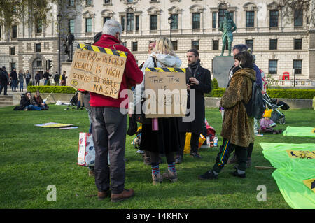 Manifestanti con striscioni congregano sul verde del Parlamento europeo, Westminster per la ribellione di estinzione di dimostrazione Foto Stock