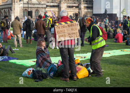 I manifestanti con striscioni si radunano sulla piazza del Parlamento, Westminster per la ribellione di estinzione di dimostrazione Foto Stock