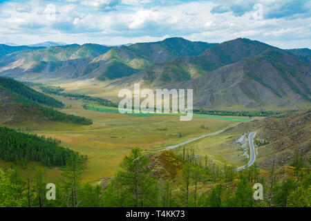 Vista dalla cima del Chike-Taman passano sul tratto Chuisky, Altai Repubblica Foto Stock