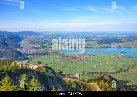 Vista panoramica di Algovia orientale e la regione attorno a Füssen dalla cima della montagna Foto Stock