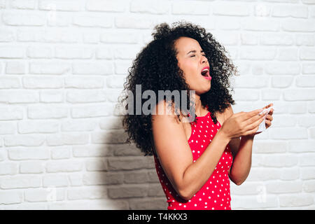 Malati Nero donna African American Girl starnuti per allergia a freddo Foto Stock